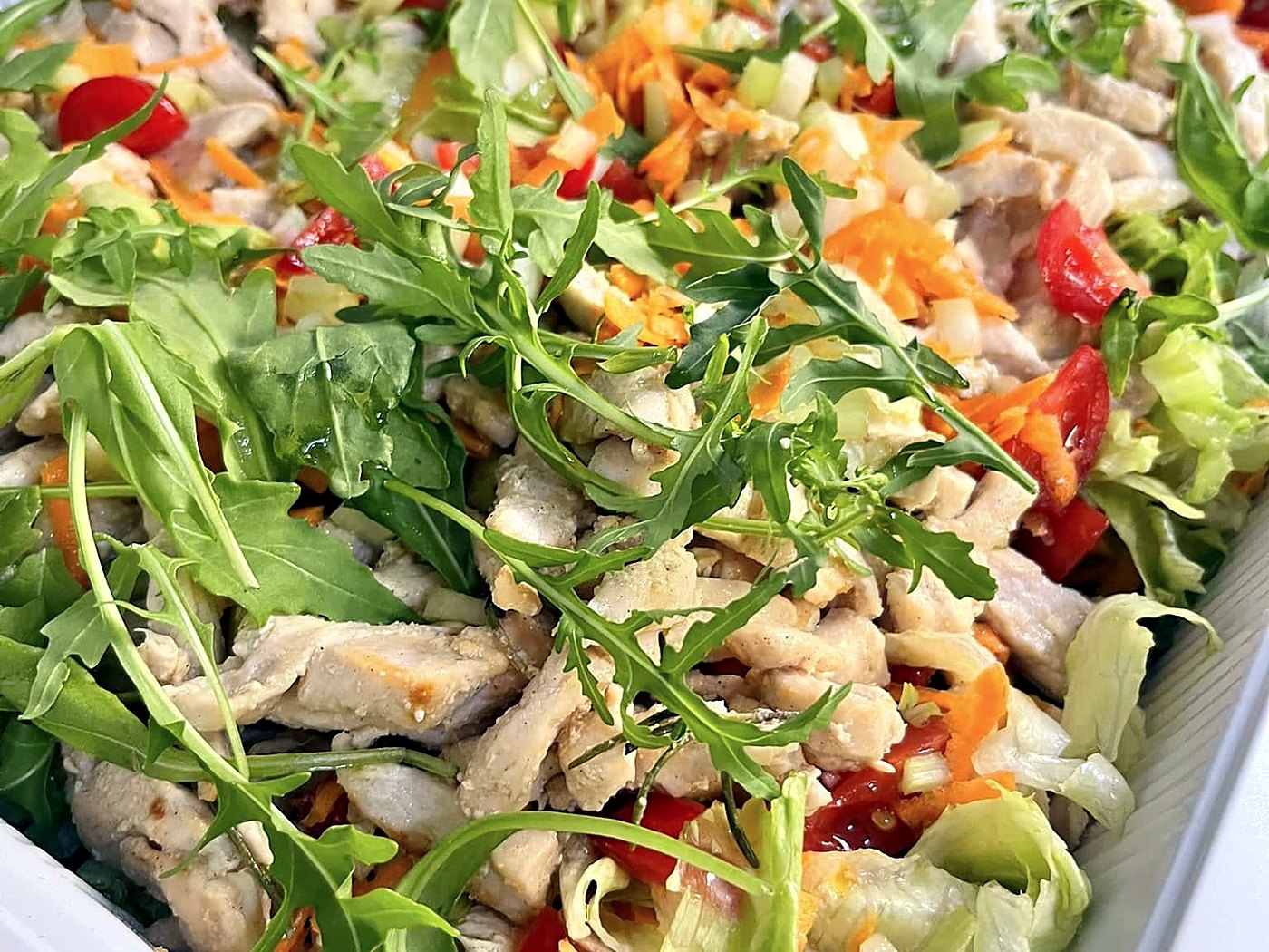 Teglia bianca di straccetti di pollo con rucola, pomodorini, carote a julienne e lattuga di Al Gusto Giusto